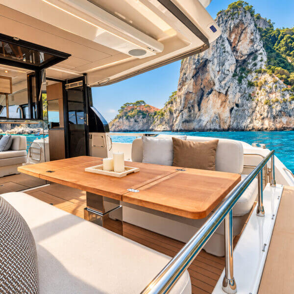 LA FAMILIA – Prestige 4.9 Flybridge 2 LA FAMILIA Prestige 4.9 cockpit dining area