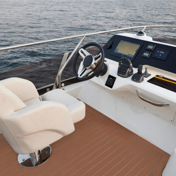 LA FAMILIA – Prestige 4.9 Flybridge 6 LA FAMILIA Prestige 4.9 flybridge helm station