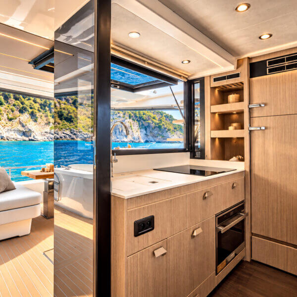 LA FAMILIA – Prestige 4.9 Flybridge 9 LA FAMILIA Prestige 4.9 main deck salon