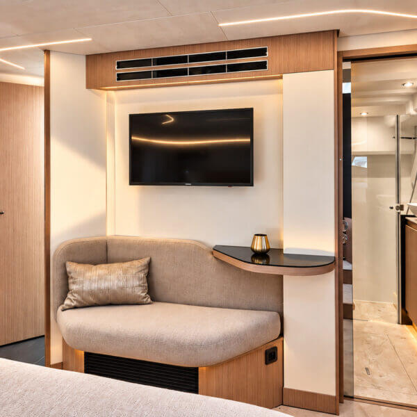 LA FAMILIA – Prestige 4.9 Flybridge 10 LA FAMILIA Prestige 4.9 master cabin