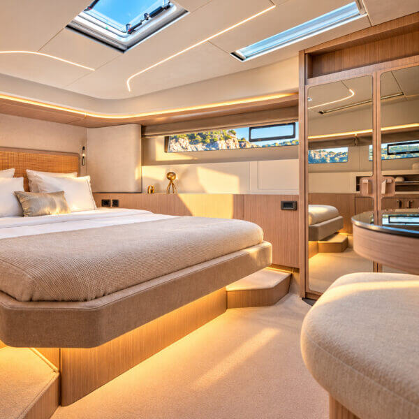 LA FAMILIA – Prestige 4.9 Flybridge 11 LA FAMILIA Prestige 4.9 master cabin and ensuite