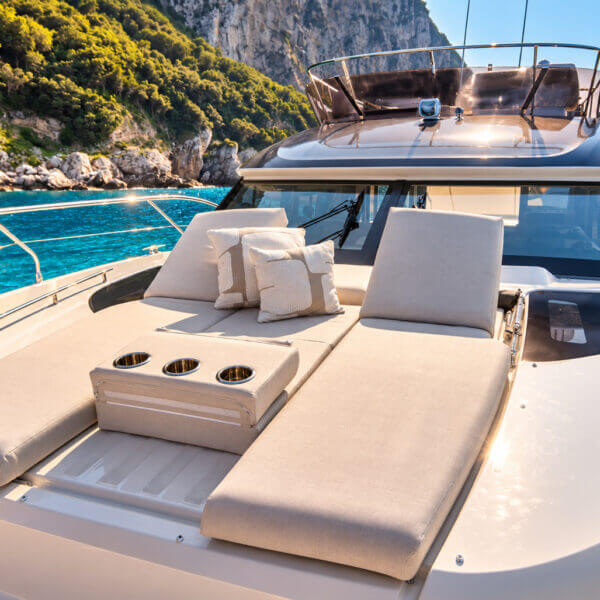 LA FAMILIA – Prestige 4.9 Flybridge 12 LA FAMILIA Prestige 4.9 bow sun lounge